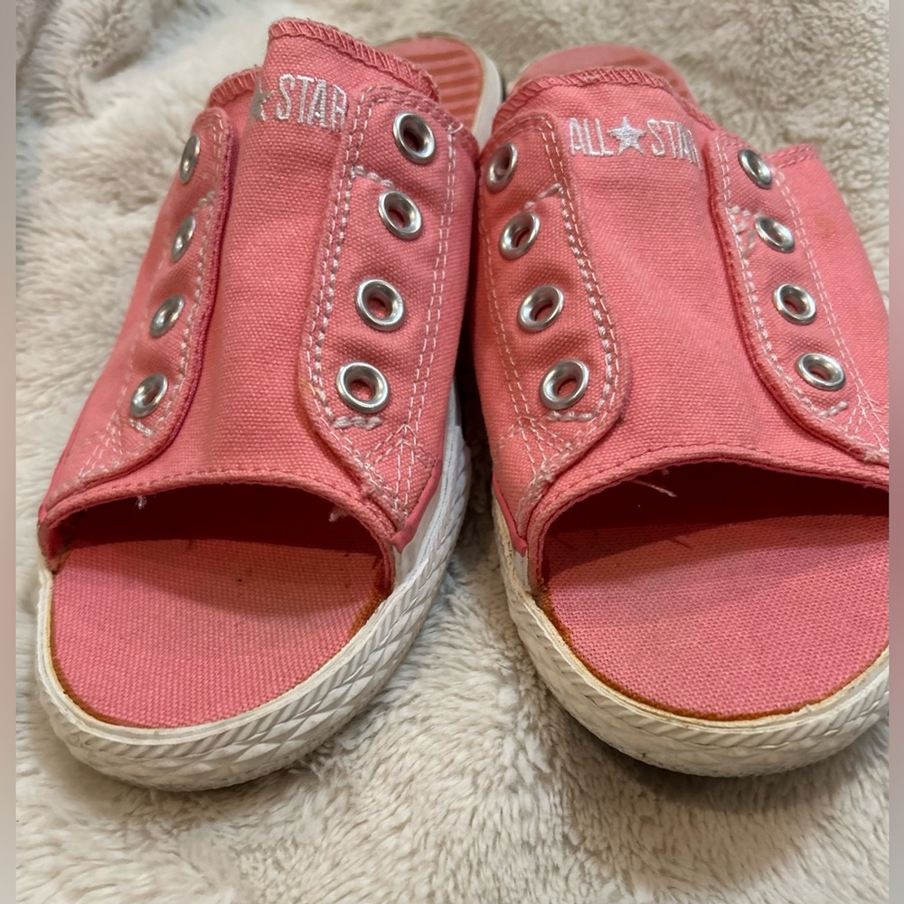 NEW CONVERSE cutaway PINK Converse slides, perfect for spring & summer. Size 9.